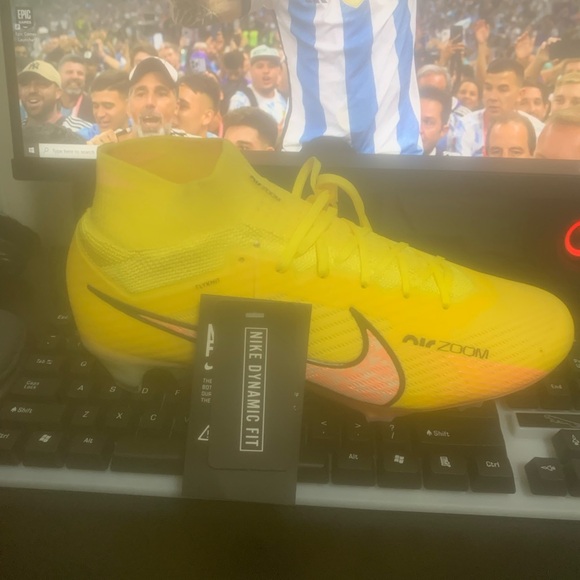 Soccer cleats - Picture 2 of 4